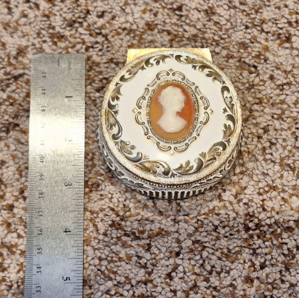 Vintage Cameo Trinket Box - Picture 4 of 10